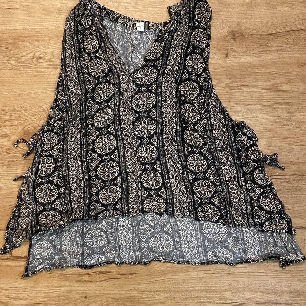 Gentle Fawn Black and White Asymmetrical Sleeveless Blouse